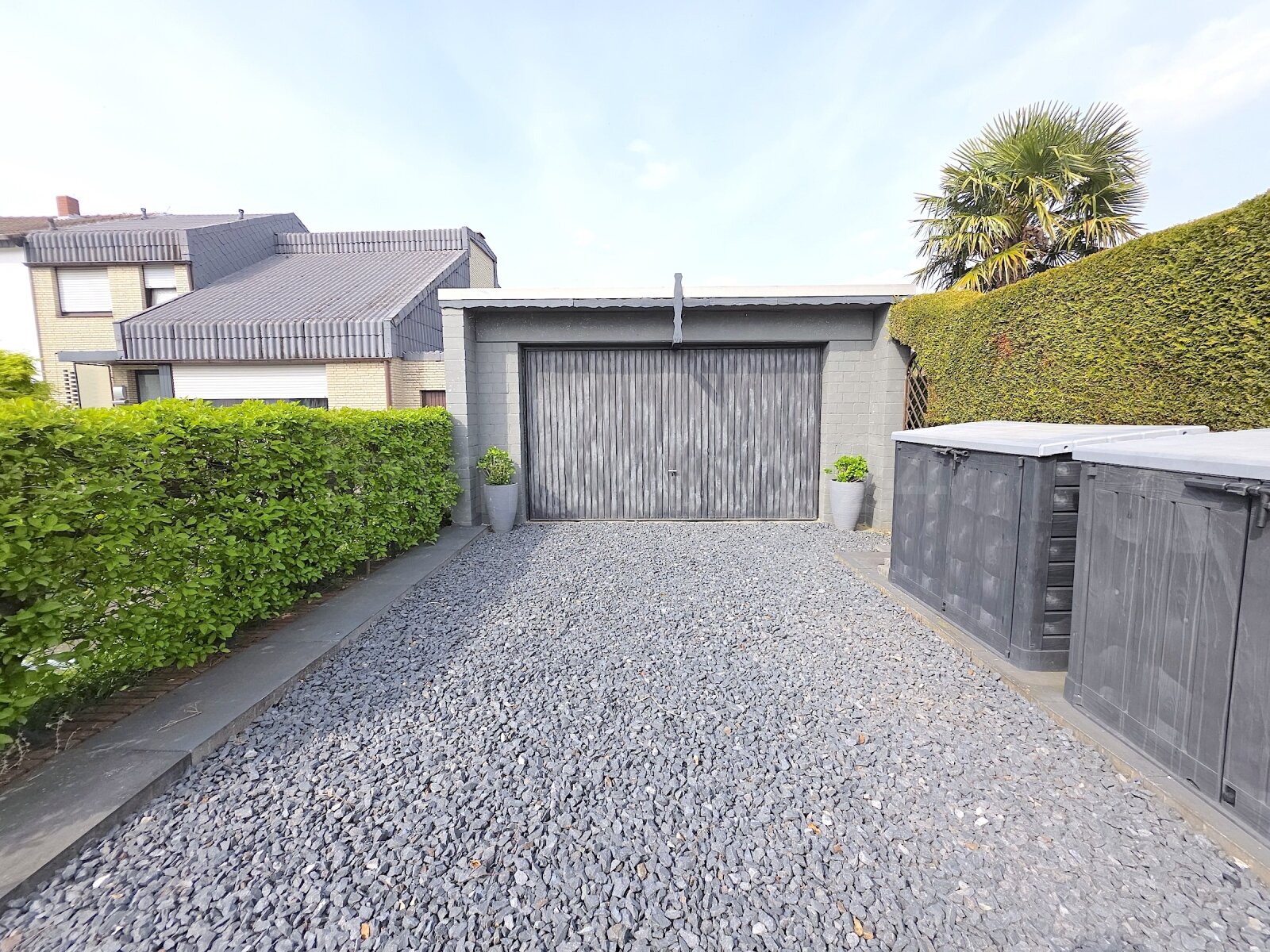 GARAGE UND STELLPLÄTZE