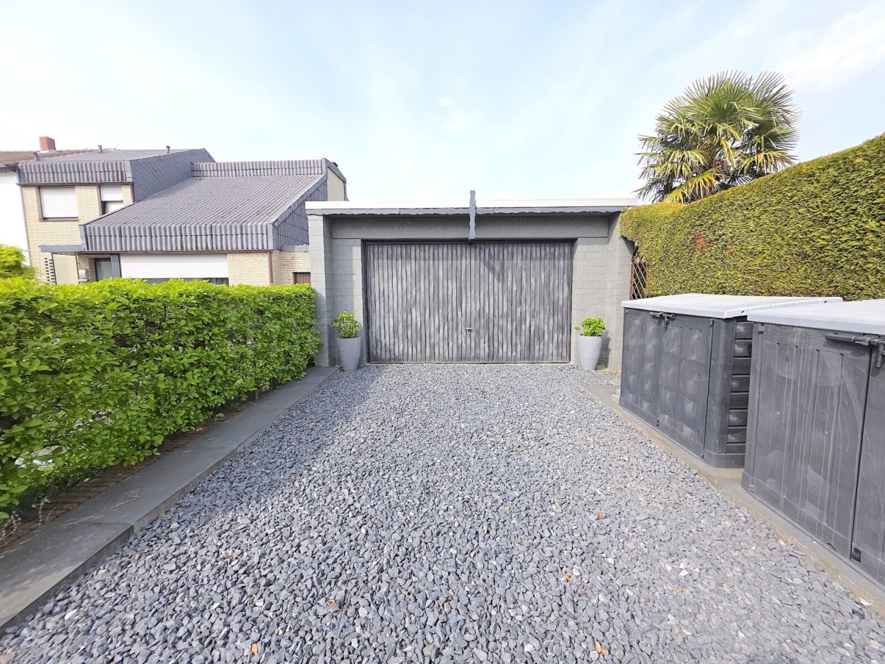 GARAGE UND STELLPLÄTZE