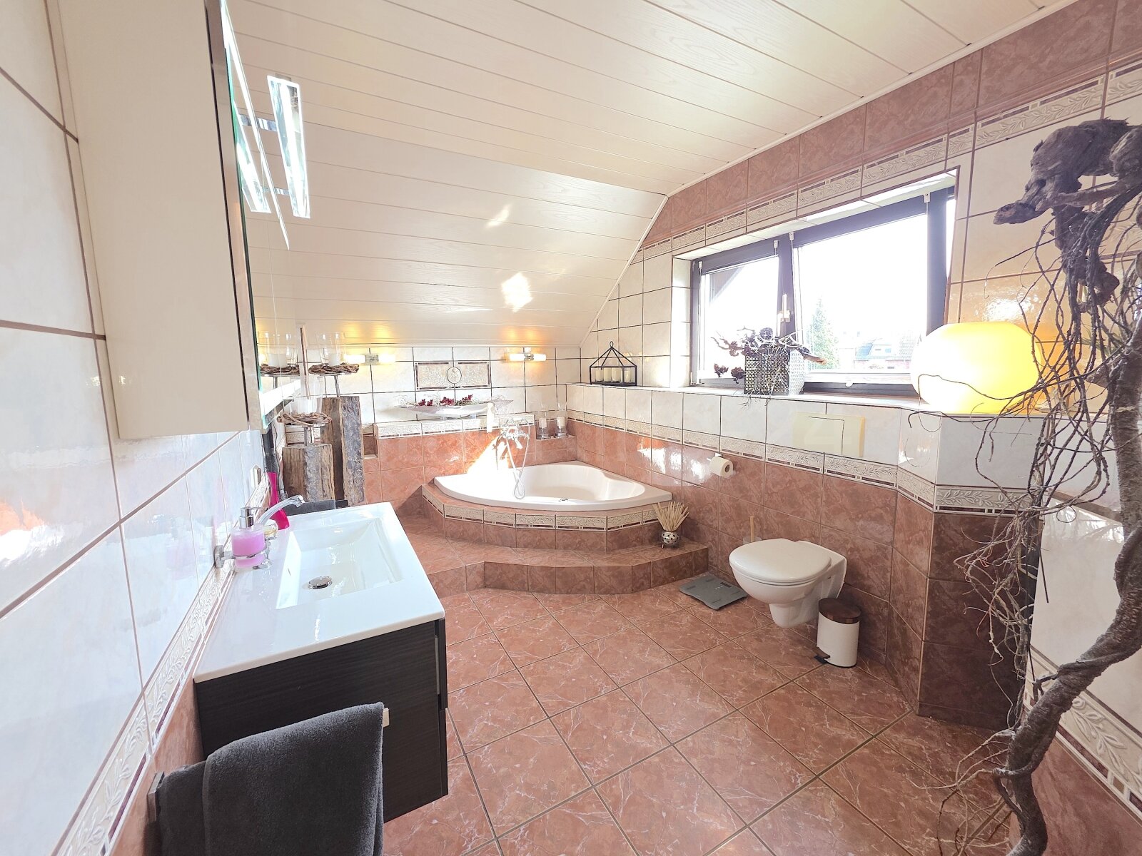 BADZIMMER ANSICHT 1 BADZIMMER ANSICHT 1