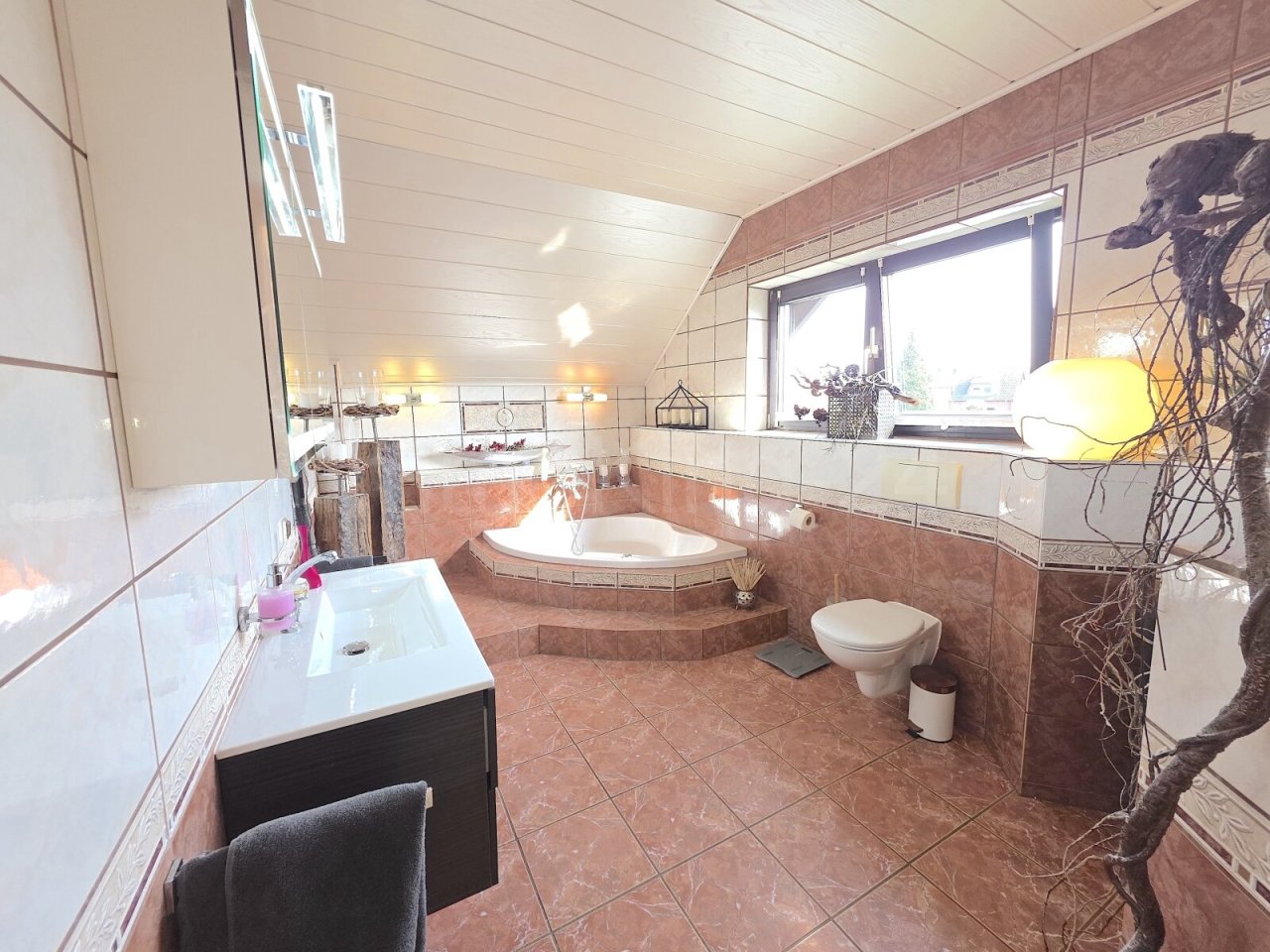 BADZIMMER ANSICHT 1 BADZIMMER ANSICHT 1
