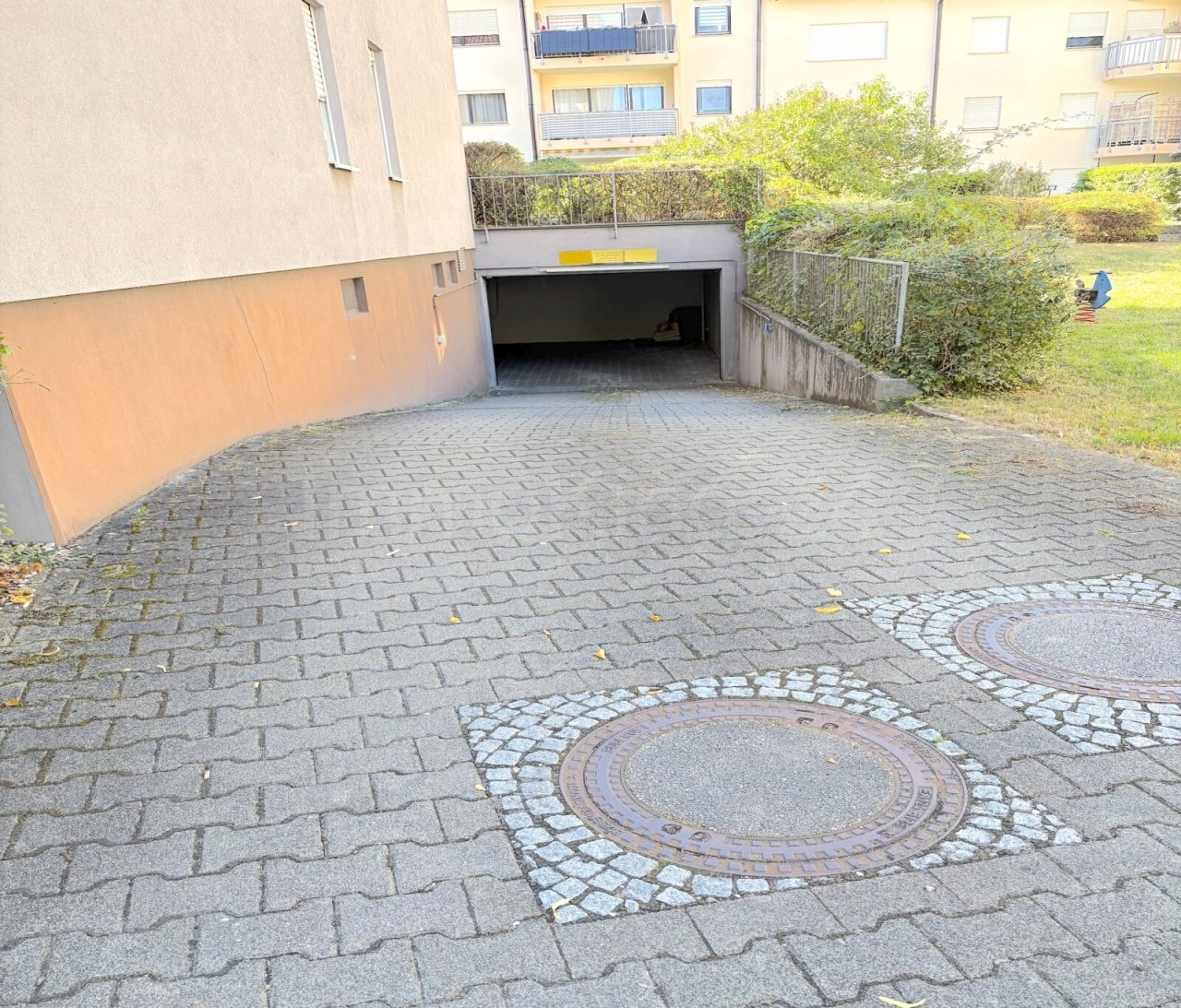 ZUFAHRT ZUR TIEFGARAGE ZUFAHRT ZUR TIEFGARAGE