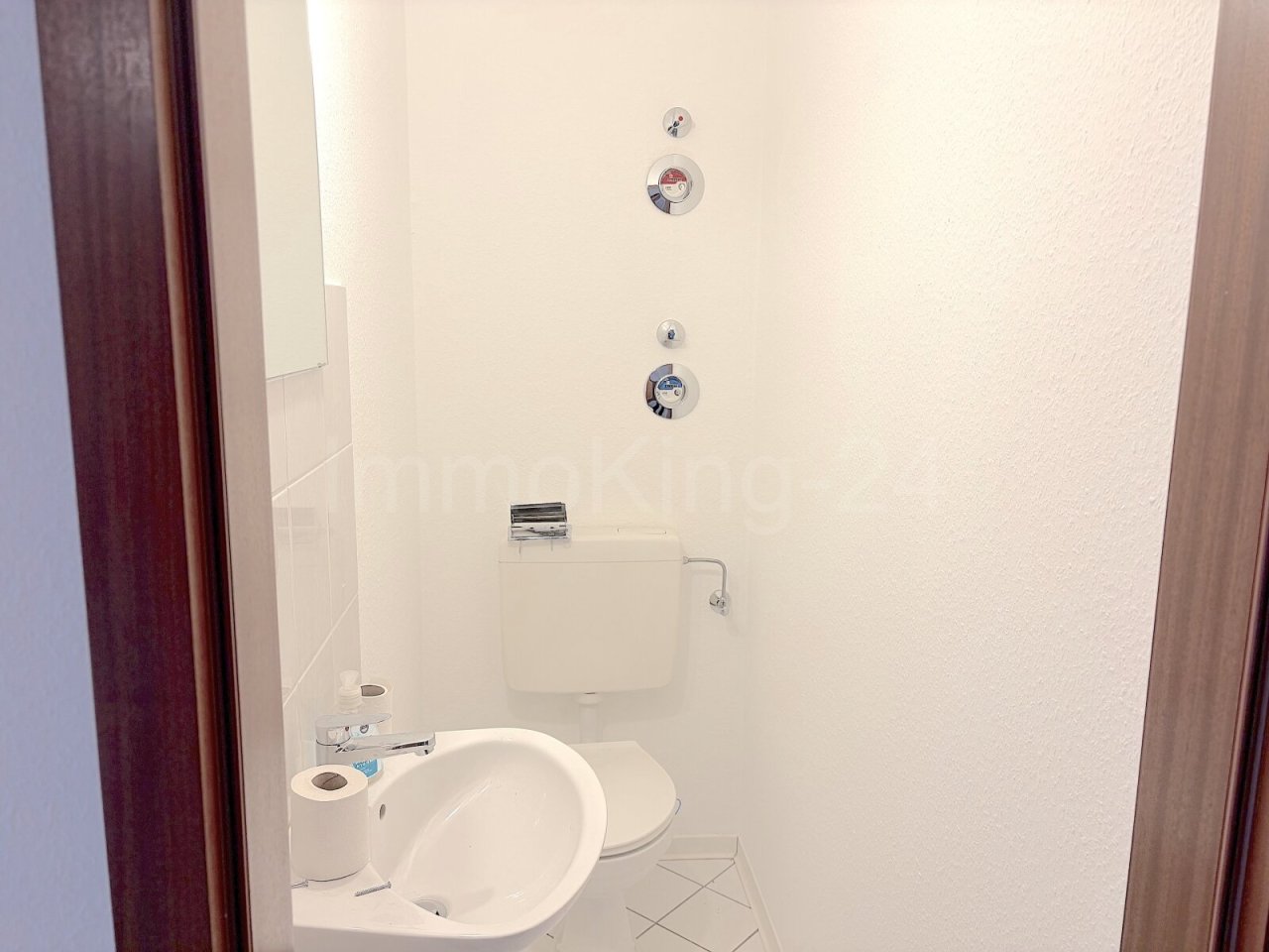 SEPARATE TOILETTE SEPARATE TOILETTE