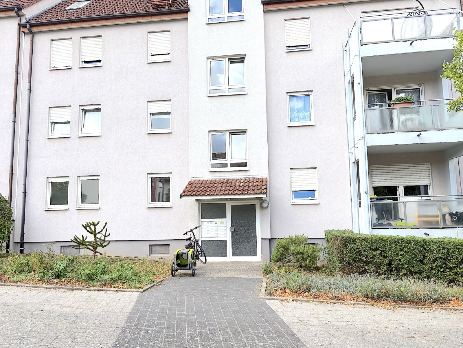 FRONTANSICHT DES HAUSES FRONTANSICHT DES HAUSES