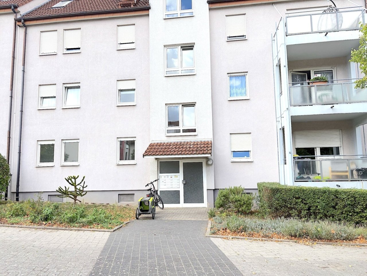 FRONTANSICHT DES HAUSES FRONTANSICHT DES HAUSES