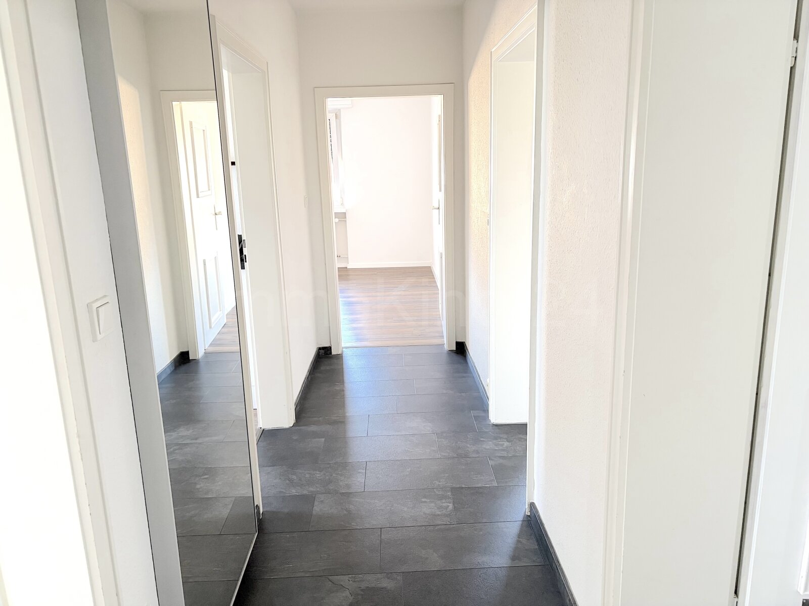 FLUR UND EINGANGSBEREICH DER WOHNUNG