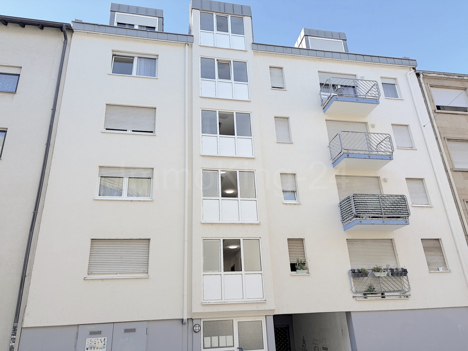FRONTANSICHT DES HAUSES FRONTANSICHT DES HAUSES