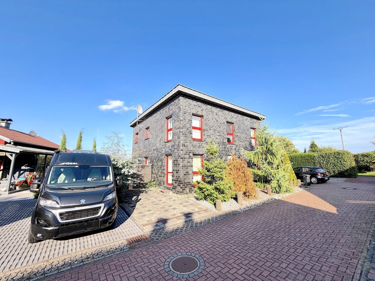 STRASSENANSICHT 